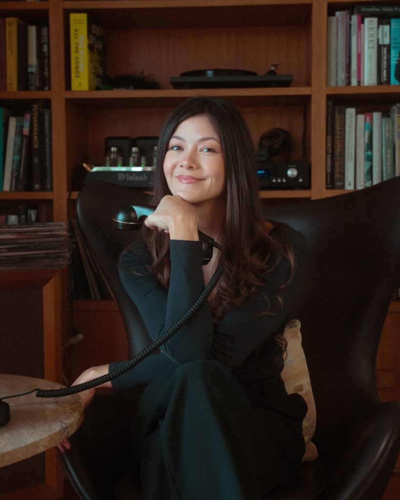 Catherine Goetze หรือที่รู้จักกันในชื่อ CatGPT อินฟลูเอนเซอร์ชื่อดัง และเป็นผู้ก่อตั้งสตาร์ทอัพ Physical Phones